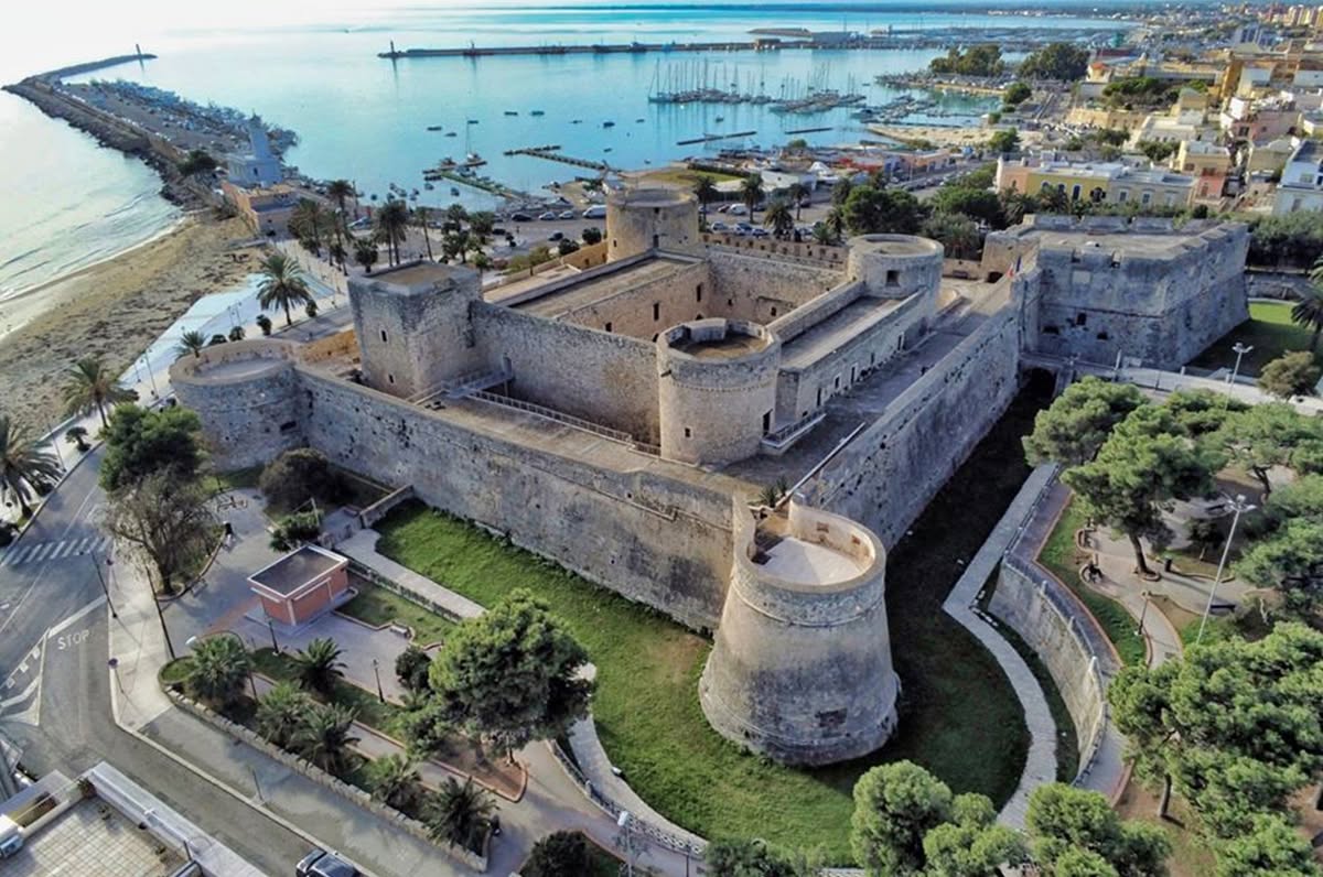 Veduta aerea del castello Svevo-Angioino di Manfredonia e del porto