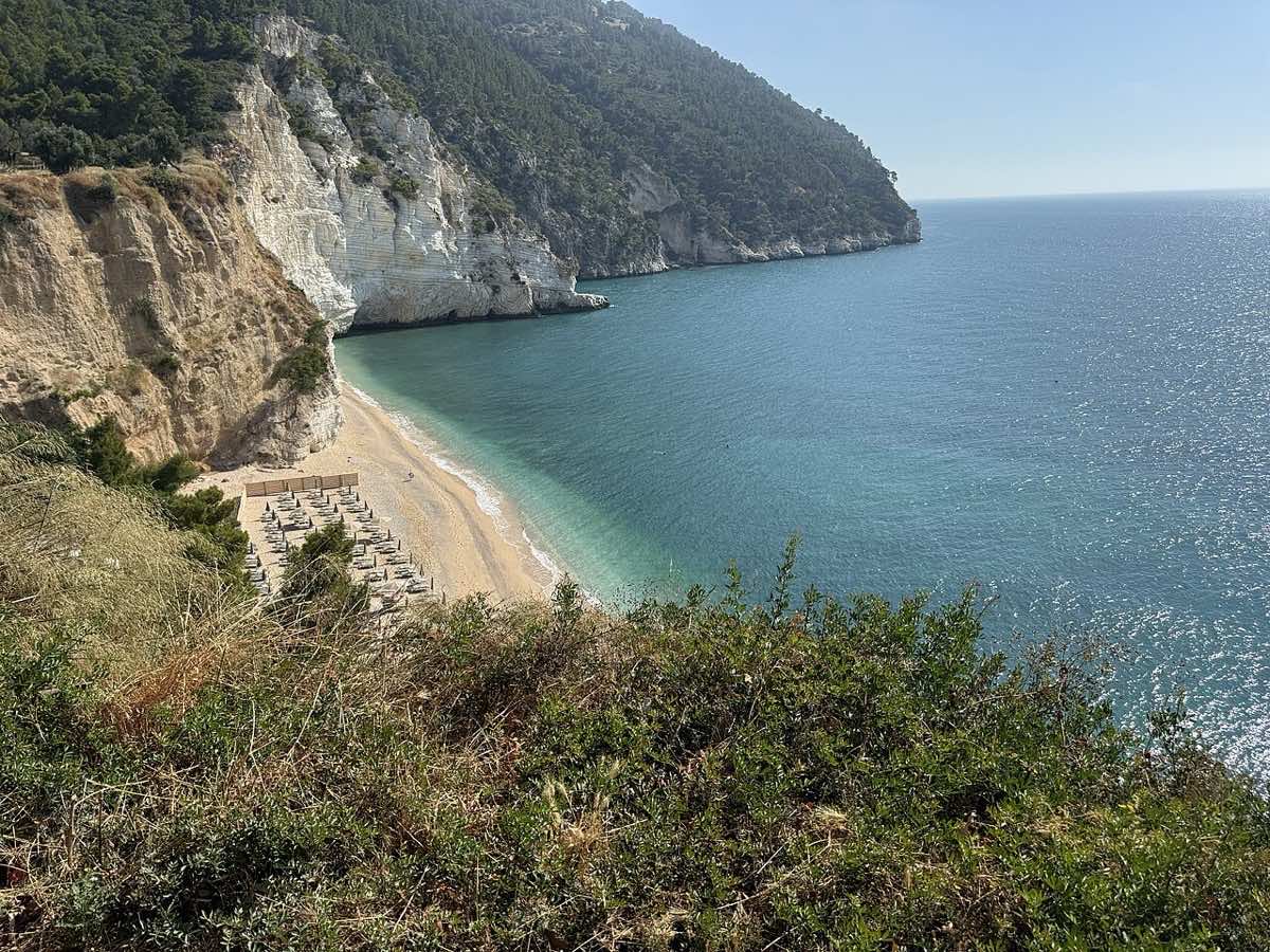 La costa di Mattinata con i faraglioni della Baia delle Zagare