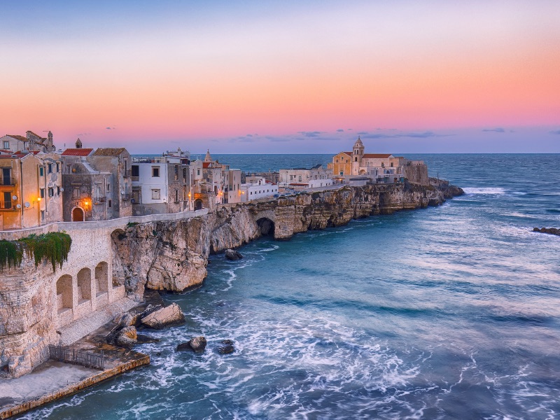 Vieste, il centro storico a picco sul mare al tramonto